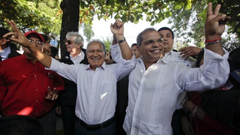 El candidato del Frente Farabundo Martí para la Liberación Nacional (FMLN), Salvador Sánchez Cerén (i), saluda junto a su fórmula vicepresidencial Oscar Ortiz.