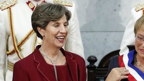 La nueva mandataria recibió la banda presidencial de manos de la presidenta del Senado, Isabel Allende, junto a ellas, el exmandatario Sebastián Piñera.