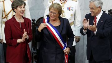 La nueva mandataria recibió la banda presidencial de manos de la presidenta del Senado, Isabel Allende, junto a ellas, el exmandatario Sebastián Piñera.