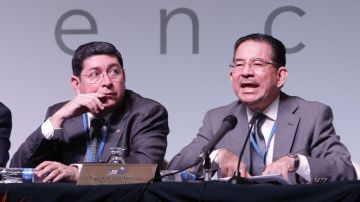 A la derecha, el presidente del Tribunal Supremo Electoral, Eugenio Chicas, al dar inicio al recuento final.