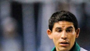 El jugador de Emelec de Ecuador Marcos Caicedo (d) disputa un balón con José Magallón (i)