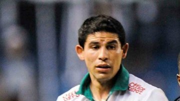 El jugador de Emelec de Ecuador Marcos Caicedo (d) disputa un balón con José Magallón (i)