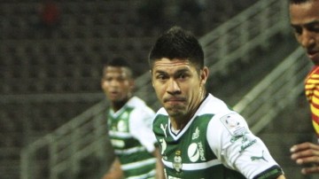 Oribe Peralta, autor del gol del Santos, acosa a Rolando Escobar en duelo del Grupo 8.