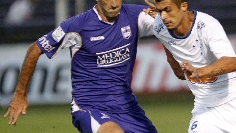 El jugador de Cruzeiro Egidio (der.) disputa el balón con Ignacio Risso  del Defensor Sporting  durante el partido de ayer.