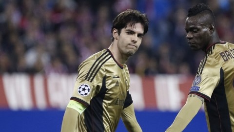 El delantero brasileño del Milan Kaká (i) y su compañero, el delantero italiano Mario Balotelli del A.C. Milan estarán en la Copa Guiness.