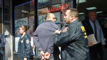 Las autoridades incursionaron en la farmacia ubicada en el 69 Este de la calle 184 de El Bronx y se llevaron esposados a los propietarios del establecimiento bajo cargos de fraude al Medicaid.