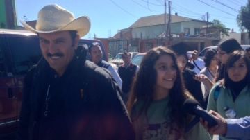 Dolores Lara y su hija Jessica cruzaron la frontera tomados de la mano.
