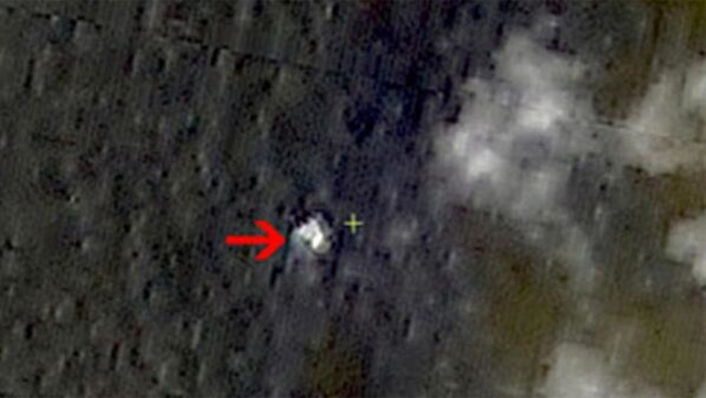 Esta imagen de un satélito chino, captada el domingo 9 de marzo, muestra lo que podría ser un pedazo del avión de Malaysia Airlines desparecido el día antes.