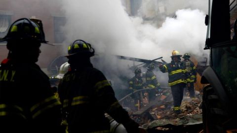 Los bomberos se mantienen humedeciendo la zona, mientras los rescatistas intentan encontrar desaparecidos.