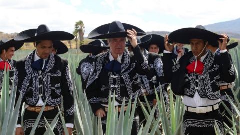 Jugadores, cuerpo técnico y hasta el presidente de Chivas, Jorge Vergara, se tomaron la foto oficial vestidos de charros