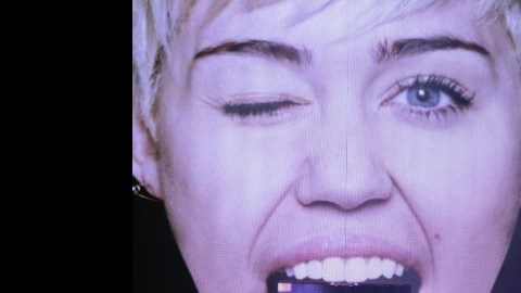 El recorrido musical por los diferentes éxitos  de la exHannah Montana está sustentado en un espectacular show lleno de luces y pantallas gigantes.