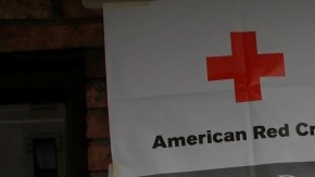 La Cruz Roja estableció ayer un refugio para las víctimas en la escuela PS57 de Harlem. Unas treinta familias pasaron la noche allí, según se indicó.