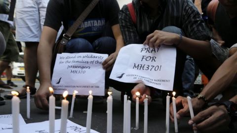 Familiares y amigos de los pasajeros del vuelo MH370 no pierden la esperanza de encontrarlos con vida.