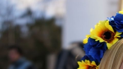 Una joven participa en una marcha en Simferopol, Ucrania, para rechazar el referéndum que busca la separación de la región de Crimea.