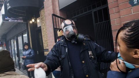 Agentes intentan mantener a los ciudadanos alejados de la escena.