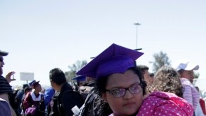 Decenas de solicitantes de asilo político cruzaron la frontera de México a Estados Unidos por la garita de Otay.