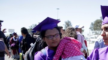 Decenas de solicitantes de asilo político cruzaron la frontera de México a Estados Unidos por la garita de Otay.