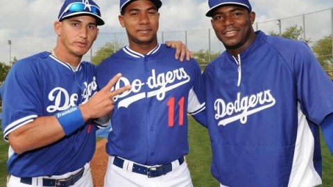 La llegada de Erisbel Arruebarrena (centro), a Dodgers eleva a tres los talentos cubanos del equipo angelino, junto a Álex Guerrero y Yasiel Puig.
