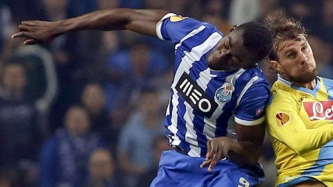 El jugador del Porto, Jackson Martínez, (izq.) lucha por el balón con Henrique, del Nápoles, durante el partido de ayer de la Liga Europa.