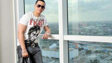 El reggaetonero J Alvarez está promocionando su más reciente disco.
