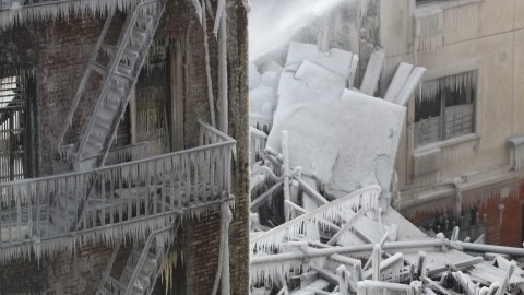 Así lucían ayer los escombros amontonados de los dos edificios de Park Avenue destruidos por la explosión del miércoles.
