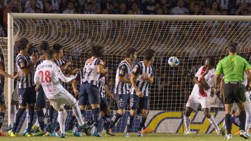 Monarcas vence a los Rayados de Monterrey con gol de Carlos Adrián Morales.