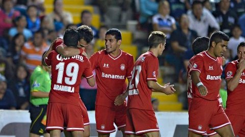 Los jugadores del Toluca celebran uno de los dos goles del triunfo sobre Querétaro