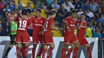 Los jugadores del Toluca celebran uno de los dos goles del triunfo sobre Querétaro