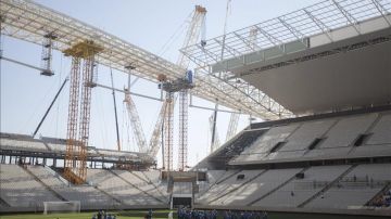 Jugadores del Corinthians entrenan en el césped del estadio Arena Corinthians, que será sede del partido inaugural del Mundial de Brasil 2014, en Sao Paulo (Brasil).