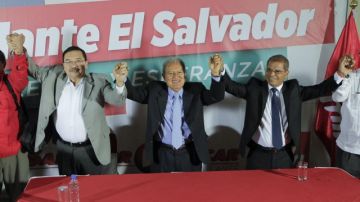 Salvador Sánchez Cerén (c) candidato oficialista del (FMLN) su formula vicepresidencial Oscar Ortiz (d) y el secretario general, Medardo Gonzalez (i).