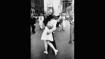 V–J day in Times Square, la foto tomada el 14 de agosto de 1945 por Alfred Eisenstaedt para la revista "Life".