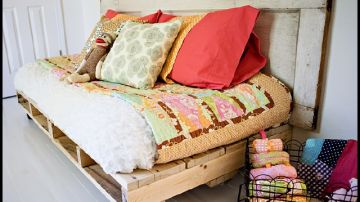 Puedes crear una especie de sofá cama con trozos de madera de las cajas usadas en los supermercados, y luego decorarlo a tu gusto con telas y cojines de colores.