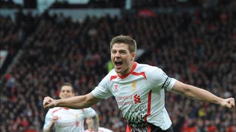 El centrocampista del Liverpool Steven Gerrard celebra uno de sus dos goles frente al Manchester United FC.