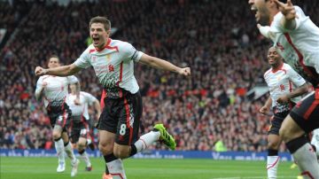 El centrocampista del Liverpool Steven Gerrard celebra uno de sus dos goles frente al Manchester United FC.