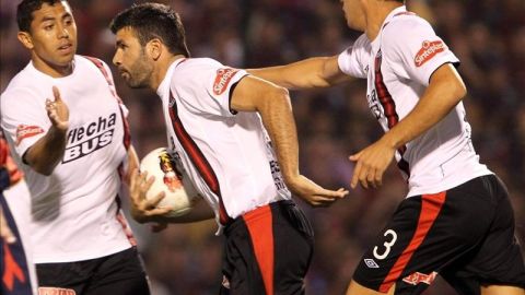 Colón logró asegurar el primer puesto en la tabla de posiciones ya que ayer Vélez Sarsfield sufrió una derrota por 3-1 en su visita al Atlético de Rafaela.