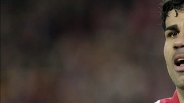 El delantero del Atlético de Madrid Diego Costa celebra tras marcar ante el RCD Espanyol, durante el partido de Liga en Primera Divisiónl disputado  en el estadio Vicente Calderón, en Madrid.