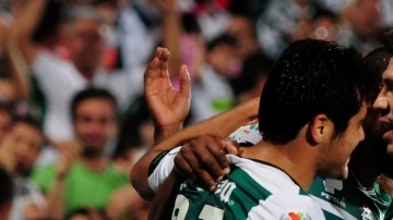 Javier Orozco (izq.) y Oribe Peralta se abrazan para celebrar un gol.