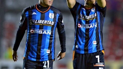 Jugadores de Gallos llegan a La Corregidora en sus carros.