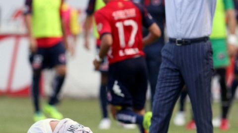 'Chelís', director técnico de Veracruz, se lleva las manos a las cabeza para expresar su frustración durante el juego ante Atlas.