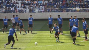 Jugadores del Corinthians inauguraron ayer  el césped del Estadio Itaquerao,  sede del partido inaugural del Mundial 2014.
