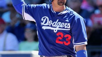 Adrián González se alista para abrir la temporada en Australia, donde los Dodgers se enfrentarán a los Diamondbacks.