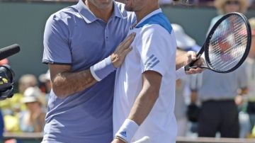 Roger Federer (izq) venció a Alexandr Dolgopolov ayer en Indian Wells, California.