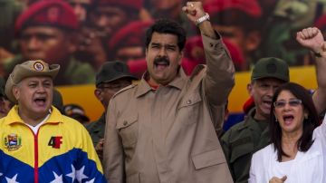 El presidente de Venezuela Nicolás Maduro (c), acompañado de su esposa, Cilia Flores (d), y del presidente de la Asamblea Nacional, Diosdado Cabello (i), participa en una manifestación en apoyo a las Fuerzas Armadas del país ayer.