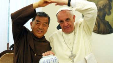 El Papa Francisco (der.) en una foto tomada en el Vaticano.