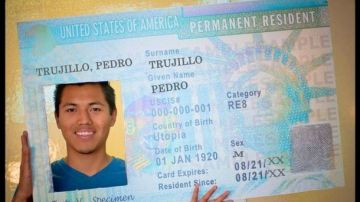 Fotografía promocional de la campaña "Imagínate con la verde" en donde aparece Pedro Trujillo sosteniendo un cartel en forma de una tarjeta de residencia estadounidense.