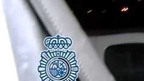 Imagen de video facilitada por la Policía Nacional del marroquí Rafá Zouhier, conducido a un avión para su traslado a Tánger (Marruecos).