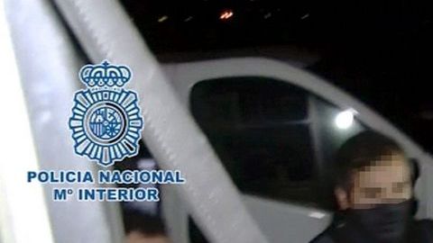 Imagen de video facilitada por la Policía Nacional del marroquí Rafá Zouhier, conducido a un avión para su traslado a Tánger (Marruecos).