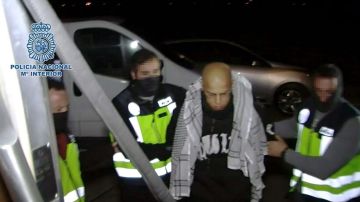 Imagen de video facilitada por la Policía Nacional del marroquí Rafá Zouhier, conducido a un avión para su traslado a Tánger (Marruecos).