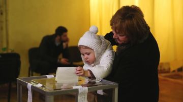 Al menos dos millones de crimeos están llamados a las urnas para decidir en referendo el futuro de la república autónoma de Crimea.