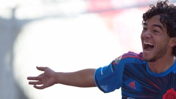 Giovani Hernández celebra el único tanto de las Chivas sobre La Fiera en el Estadio Omnilife.